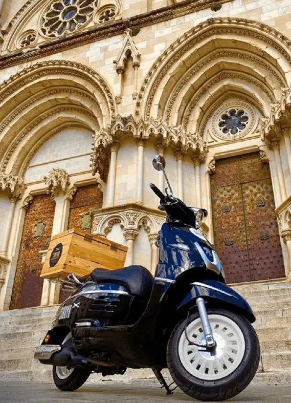 Motocicleta clásica frente a la Catedral de Cuenca